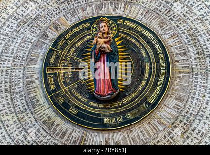 Vierge Marie horloge astronomique Église Sainte-Marie de Gdansk Pologne. Travail de l'horloge de Hans Duringer 1470. Marie Jésus Centre des Saints jours du calendrier. Église org Banque D'Images