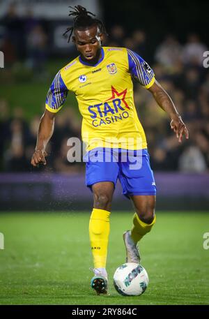 Deinze, Belgique. 29 septembre 2023. Goduine Koyalipou de Beveren se bat pour le ballon lors d'un match de football entre KMSK Deinze et SK Beveren, vendredi 29 septembre 2023 à Deinze, le jour 07/30 de la deuxième division du championnat belge 'Challenger Pro League' 2023-2024. BELGA PHOTO VIRGINIE LEFOUR crédit : Belga News Agency/Alamy Live News Banque D'Images