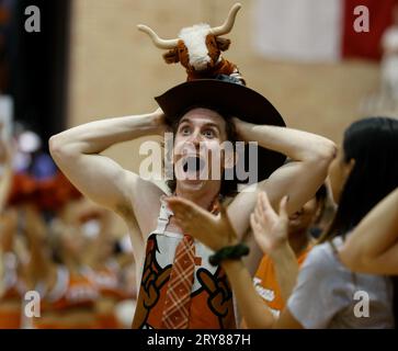 Austin, Texas, États-Unis. 28 septembre 2023. L'étudiant texan 'Bevo Hat Guy' réagit à la rediffusion vidéo d'un point lors d'un match de volleyball de la NCAA entre le Texas et BYU. Texas Won, 3-1. (Image de crédit : © Scott Coleman/ZUMA Press Wire) USAGE ÉDITORIAL SEULEMENT! Non destiné à UN USAGE commercial ! Banque D'Images