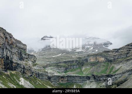 Vue sur la vallée avec des sommets enneigés dans le parc national d'Ordesa Banque D'Images