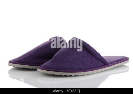 Une paire de pantoufles violettes Banque D'Images