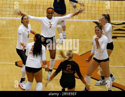 Austin, Texas, États-Unis. 28 septembre 2023. Les Texas Longhorns célèbrent un point lors d'un match de volleyball de la NCAA entre le Texas et BYU. Texas Won, 3-1. (Image de crédit : © Scott Coleman/ZUMA Press Wire) USAGE ÉDITORIAL SEULEMENT! Non destiné à UN USAGE commercial ! Banque D'Images