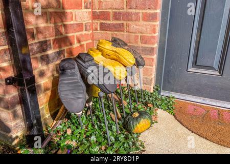 Wellington, porte-bottes en caoutchouc / porte-bottes en face d'une porte d'entrée d'une maison. Southampton, Royaume-Uni Banque D'Images