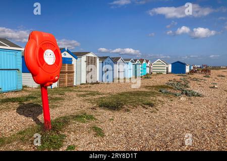 Des cabanes de plage colorées se dressent en rangée à la plage. Southampton, Royaume-Uni Banque D'Images
