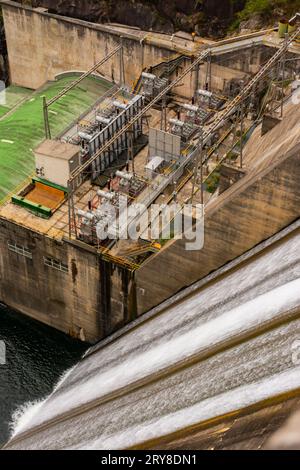 Cascade avec centrale hydroélectrique de l'un des barrages de la rivière Miño à Orense, Espagne. Ribeira Sacra Banque D'Images