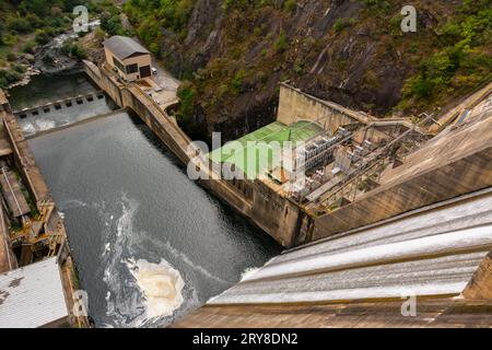 Cascade avec centrale hydroélectrique de l'un des barrages de la rivière Miño à Orense, Espagne. Ribeira Sacra Banque D'Images