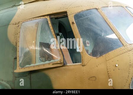 Cockpit d'hélicoptère militaire mi-8 camouflage de fabrication soviétique Banque D'Images