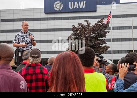 Detroit, Michigan, États-Unis. 29 septembre 2023. Le président de l'UAW, Shawn Fain, prend la parole en tant que membres du rassemblement des travailleurs Unis de l'automobile à la Maison de la solidarité du syndicat alors que leur grève de deux semaines s'étend à une usine Ford à Chicago et à une usine General Motors à Lansing. Crédit : Jim West/Alamy Live News Banque D'Images