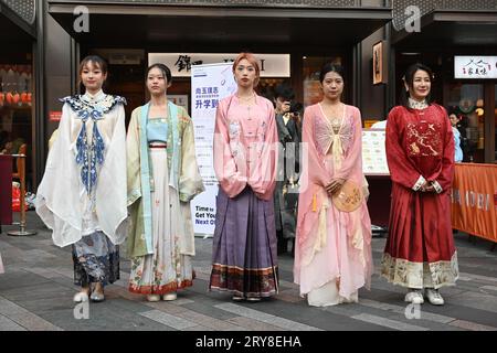 Chinatown Londres, Royaume-Uni. 29 septembre 2023. Performance d'immersion Hanfu, les artistes s'habillent dans différents costumes de la dynastie Han de la Chine dans le Chinatown de Londres, au Royaume-Uni. Crédit : Voir Li/Picture Capital/Alamy Live News Banque D'Images