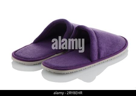 Une paire de pantoufles violettes Banque D'Images
