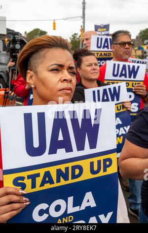 Detroit, Michigan, États-Unis. 29 septembre 2023. Les membres des United Auto Workers se rassemblent à la Maison de la solidarité du syndicat alors que leur grève de deux semaines s'étend à une usine Ford à Chicago et à une usine General Motors à Lansing. Crédit : Jim West/Alamy Live News Banque D'Images