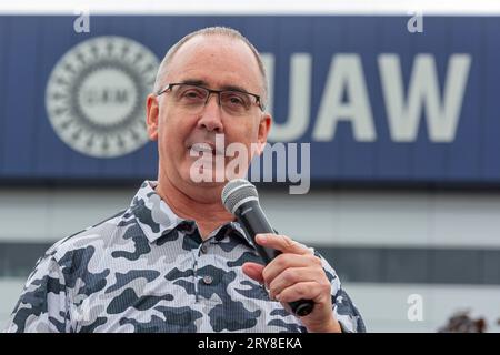 Detroit, Michigan, États-Unis. 29 septembre 2023. Le président de l'UAW, Shawn Fain, prend la parole en tant que membres du rassemblement des travailleurs Unis de l'automobile à la Maison de la solidarité du syndicat alors que leur grève de deux semaines s'étend à une usine Ford à Chicago et à une usine General Motors à Lansing. Crédit : Jim West/Alamy Live News Banque D'Images