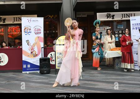 Chinatown Londres, Royaume-Uni. 29 septembre 2023. Performance d'immersion Hanfu, les artistes s'habillent dans différents costumes de la dynastie Han de la Chine dans le Chinatown de Londres, au Royaume-Uni. Crédit : Voir Li/Picture Capital/Alamy Live News Banque D'Images