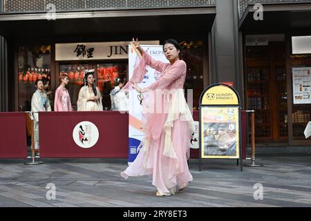 Chinatown Londres, Royaume-Uni. 29 septembre 2023. Performance d'immersion Hanfu, les artistes s'habillent dans différents costumes de la dynastie Han de la Chine dans le Chinatown de Londres, au Royaume-Uni. Crédit : Voir Li/Picture Capital/Alamy Live News Banque D'Images