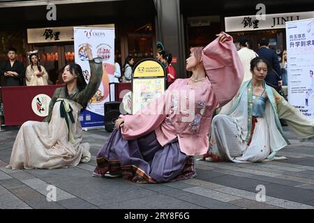 Chinatown Londres, Royaume-Uni. 29 septembre 2023. Performance d'immersion Hanfu, les artistes s'habillent dans différents costumes de la dynastie Han de la Chine dans le Chinatown de Londres, au Royaume-Uni. Crédit : Voir Li/Picture Capital/Alamy Live News Banque D'Images