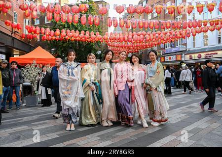 Chinatown Londres, Royaume-Uni. 29 septembre 2023. Performance d'immersion Hanfu, les artistes s'habillent dans différents costumes de la dynastie Han de la Chine dans le Chinatown de Londres, au Royaume-Uni. Crédit : Voir Li/Picture Capital/Alamy Live News Banque D'Images