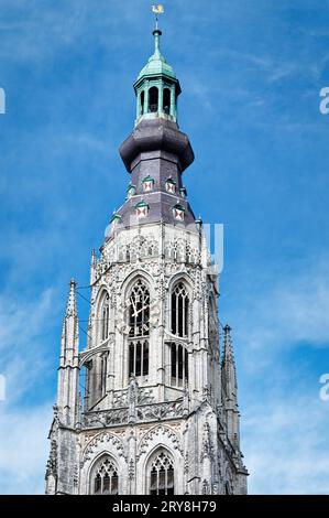La tour de l'église gothique de la protestante onze-Lieve-Vrouwekerk à breda contre un ciel bleu avec des nuages Banque D'Images