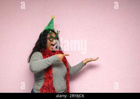 Jeune femme latine avec un corps en surpoids positif montre son enthousiasme et son bonheur pour l'arrivée de décembre et la célébration de noël Banque D'Images