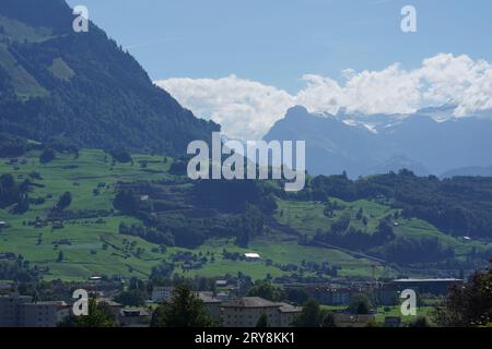 Environs de la ville de Schwyz en Suisse. Il y a des montagnes ainsi que des prairies servant de pâturages. Banque D'Images