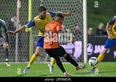 Deinze, Belgique. 29 septembre 2023. Dries Wuytens (15 ans) de SK Beveren photographié en train de défendre Emilio Kehrer (80 ans) de KMSK Deinze lors d'un match de football entre KMSK Deinze et Waasland SK Beveren lors de la 7 e journée de la saison Challenger Pro League 2023-2024, le vendredi 29 septembre 2023 à Deinze, Belgique . Crédit : Sportpix/Alamy Live News Banque D'Images