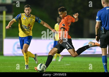 Deinze, Belgique. 29 septembre 2023. Dries Wuytens (15 ans) de SK Beveren photographié en train de défendre Teo Quintero (3 ans) de KMSK Deinze lors d'un match de football entre KMSK Deinze et Waasland SK Beveren lors de la 7 ème journée de la saison Challenger Pro League 2023-2024, le vendredi 29 septembre 2023 à Deinze, Belgique . Crédit : Sportpix/Alamy Live News Banque D'Images