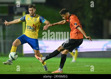 Deinze, Belgique. 29 septembre 2023. Dries Wuytens (15 ans) de SK Beveren photographié en train de défendre Teo Quintero (3 ans) de KMSK Deinze lors d'un match de football entre KMSK Deinze et Waasland SK Beveren lors de la 7 ème journée de la saison Challenger Pro League 2023-2024, le vendredi 29 septembre 2023 à Deinze, Belgique . Crédit : Sportpix/Alamy Live News Banque D'Images