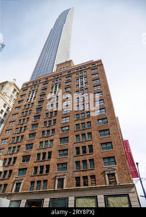 Conçu par Emery Roth Buckingham Hotel, réaménagé en appartements, est à nouveau un hôtel : Hilton Club The Quin, situé au 101 West 57th Street à Midtown Manhattan. Banque D'Images