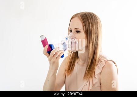 Femme utilisant un inhalateur respiratoire. Banque D'Images