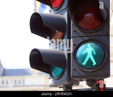 feu vert piéton avec le petit homme marchant, puis vous pouvez traverser l'intersection Banque D'Images