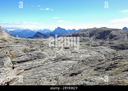 Vue imprenable sur la montagne des Alpes européennes du groupe Dolomite qui ressemble à un paysage rocheux lunaire Banque D'Images