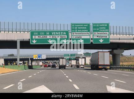 Jonction d'autoroute avec des indications pour les grandes villes italiennes et des jonctions routières avec des camions et des voitures Banque D'Images