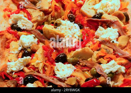 pizza italienne à la tomate mozzarella et autres saveurs cuites dans un four à bois Banque D'Images