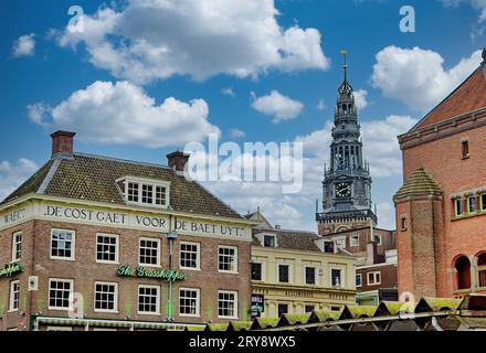 AMSTERDAM, PAYS-BAS - 24 août 2023 : Amsterdam est la capitale des pays-Bas, connue pour son patrimoine artistique, son système de canaux élaboré et son Hou étroit Banque D'Images