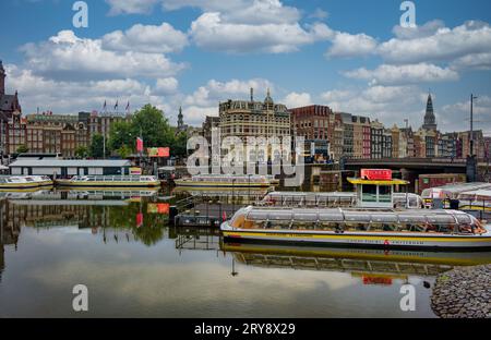 AMSTERDAM, PAYS-BAS - 24 août 2023 : Amsterdam est la capitale des pays-Bas, connue pour son patrimoine artistique, son système de canaux élaboré et son Hou étroit Banque D'Images