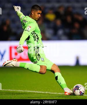 Le gardien de but de Sheffield Wednesday, Devis Vasquez, tire un coup de but lors du match du championnat Sky Bet à Hillsborough, Sheffield. Date de la photo : Vendredi 29 septembre 2023. Banque D'Images