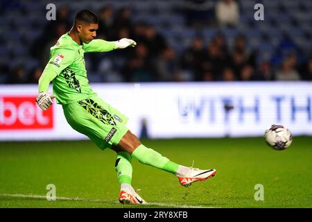 Le gardien de but de Sheffield Wednesday, Devis Vasquez, tire un coup de but lors du match du championnat Sky Bet à Hillsborough, Sheffield. Date de la photo : Vendredi 29 septembre 2023. Banque D'Images