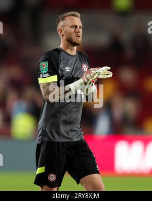 Londres, Royaume-Uni. 27 septembre 2023. Brentford Goalkeeper Mark Flekken lors du match Brentford FC contre Arsenal FC Carabao Cup Round 3 au Gtech Community Stadium, Londres, Angleterre, Royaume-Uni le 27 septembre 2023 Credit : Every second Media/Alamy Live News Banque D'Images