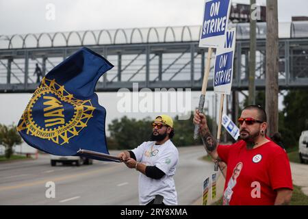 Chicago, États-Unis. 29 septembre 2023. Des travailleurs de l'automobile participent à une grève devant une usine d'assemblage Ford dans la banlieue sud de Chicago, Illinois, États-Unis, le 29 septembre 2023. Les travailleurs Unis de l'automobile (UAW) étendent sa grève contre les trois grands constructeurs automobiles américains aux usines de vus de General Motors Co. Et Ford Motor Company, a annoncé le président de l'UAW Shawn Fain lors d'un événement Facebook Live vendredi, le 15e jour de la grève. Crédit : Vincent D. Johnson/Xinhua/Alamy Live News Banque D'Images