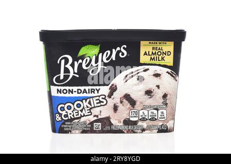 IRVINE, CALIFORNIE - 26 SEPTEMBRE 2023 : un carton de biscuits Breyers et dessert glacé non laitier à la crème, à base de lait d'amande. Banque D'Images