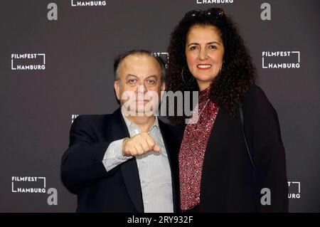 Albert Wiederspiel und Malika Rabahallah BEI der Festivaleröffnung mit der Premiere des Kinofilms Inshallah a Boy auf dem 30. Filmfest Hamburg im CinemaxX Dammtor. Hambourg, 28.09.2023 *** Albert Wiederspiel et Malika Rabahallah à l'ouverture du festival avec la première du long métrage Inshallah a Boy au Filmfest Hambourg 30 au CinemaxX Dammtor Hamburg, 28 09 2023 Foto:xgbrcix/xFuturexImagex filmfest opening 3925 crédit : Imago/Alamy Live News Banque D'Images
