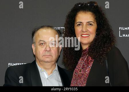 Albert Wiederspiel und Malika Rabahallah BEI der Festivaleröffnung mit der Premiere des Kinofilms Inshallah a Boy auf dem 30. Filmfest Hamburg im CinemaxX Dammtor. Hambourg, 28.09.2023 *** Albert Wiederspiel et Malika Rabahallah à l'ouverture du festival avec la première du long métrage Inshallah a Boy au Filmfest Hambourg 30 au CinemaxX Dammtor Hamburg, 28 09 2023 Foto:xgbrcix/xFuturexImagex filmfest opening 3926 crédit : Imago/Alamy Live News Banque D'Images