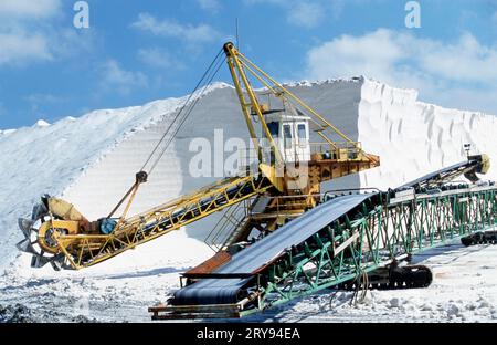 Extraction du sel, Salines de Giraud, Camargue, Sud de la France Banque D'Images