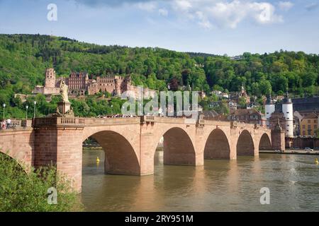 Photo du vieux pont de Heidelberg Allemagne avec les skys bleues. Prise le 06 mai 2023. Banque D'Images