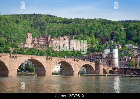 Photo du vieux pont de Heidelberg Allemagne avec les skys bleues. Prise le 06 mai 2023. Banque D'Images