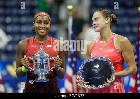 Die Zweitplatzierte Aryna Sabalenka und die Siegerin Coco Gauff USA halten die Trophaee nach ihrem Sieg im Dameneinzel-finale der US Open 2023 Banque D'Images
