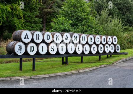 Tonneaux de whisky, empilés et alignés, avec logo de la société et inscription Ardnamurchan Distillery, Glenbeg, Écosse, Grande-Bretagne Banque D'Images