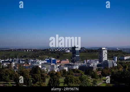 Vue sur le quartier de Feuerbach depuis la tour Killesberg, la nouvelle tour Porsche Design Tower, Skyline Living Tower, Pragsattel, Stuttgart, Baden-Wuerttemberg Banque D'Images