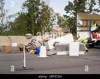 Les secouristes récupèrent le chargement d'un petit camion sur la chaussée de l'autoroute A48 dans la zone de l'échangeur de Coblence après la collision Banque D'Images