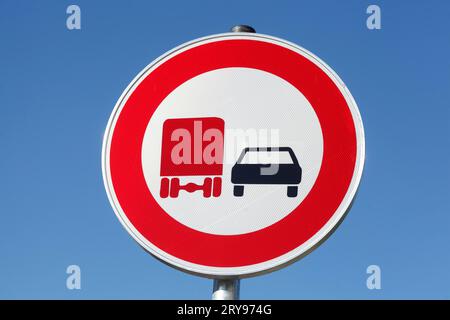 Panneau de signalisation pas de dépassement pour camions, camions, véhicules à moteur de plus de 3, 5t, ciel bleu, Allemagne Banque D'Images