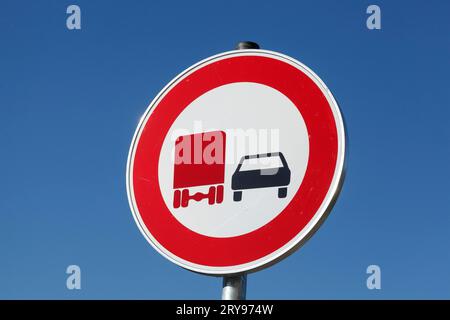 Panneau de signalisation pas de dépassement pour camions, camions, véhicules à moteur de plus de 3, 5t, ciel bleu, Allemagne Banque D'Images